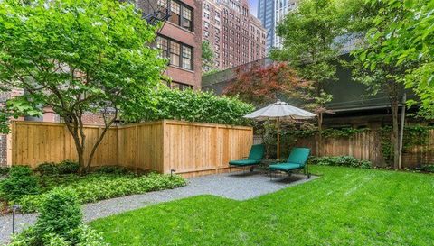 230 E Delaware Place