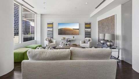 2408 Victory Park Ln