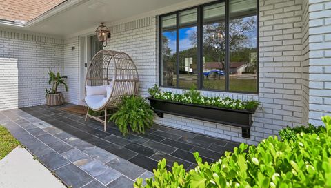 89 Country Club Dr W