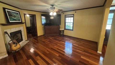 201 Loraine Woods Dr