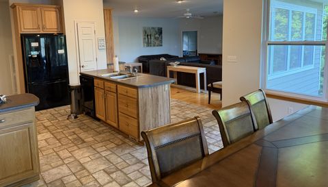 1395 Lakeview Dr