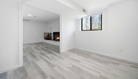 5864 N Oval