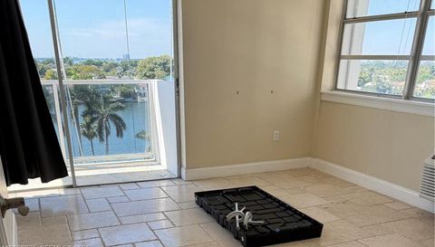5313 Collins Ave
