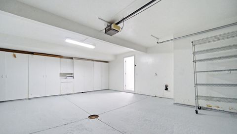5864 N Oval