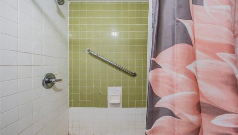 7210 N MANHATTAN AVENUE