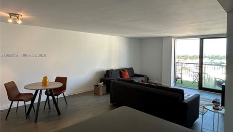 1800 Collins Ave