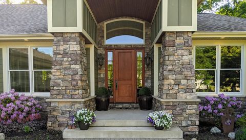 4209 N Oak Pointe Ct NE