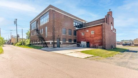 220 Lakeshore Drive E
