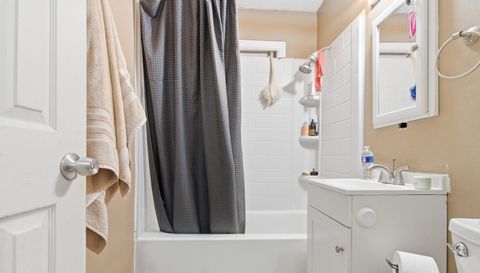 1223 N Centennial St