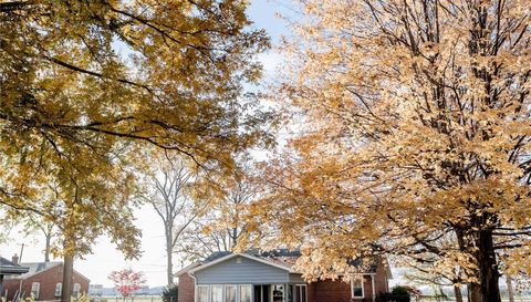 913 E Chain Of Rocks Road