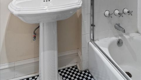 230 E Delaware Place