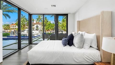 440 Mola Ave