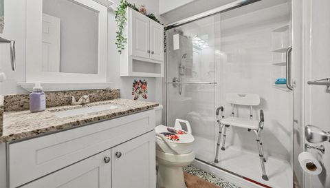 949 SE Breakwater Ave