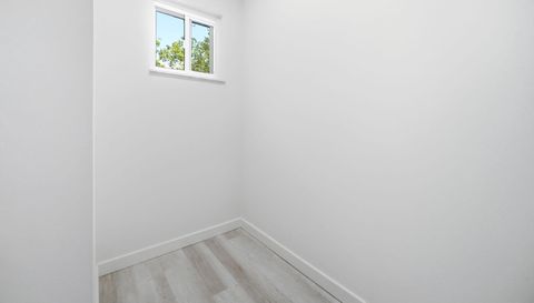5864 N Oval