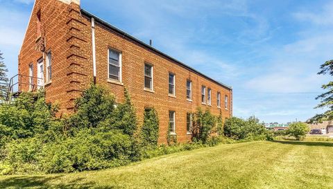 220 Lakeshore Drive E