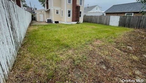 7 E Clearwater Rd