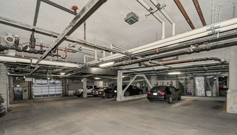 845 N KINGSBURY Street