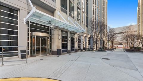 700 N LARRABEE Street