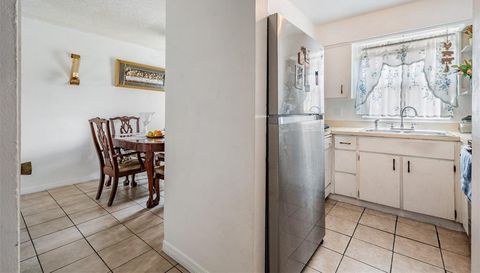 7210 N MANHATTAN AVENUE