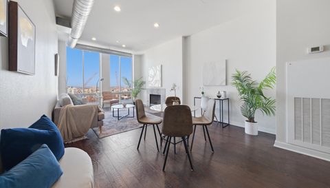 720 N LARRABEE Street