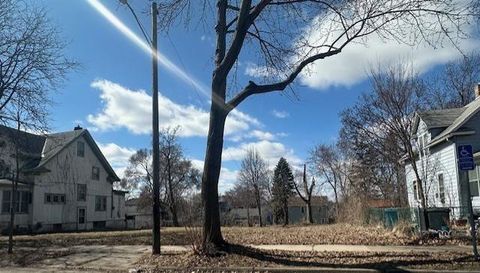 719 Russell Avenue N