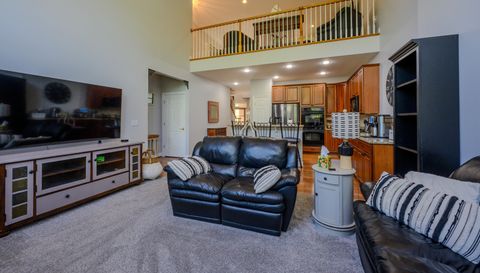 44896 Broadmoor Cir S