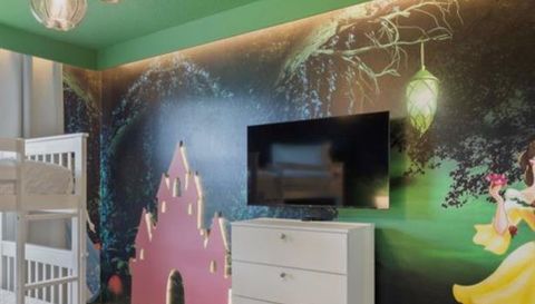 1692 TROPICAL PALMS CIRCLE