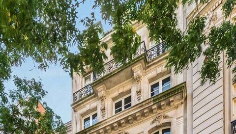 10 E 62nd St
