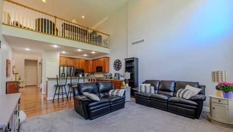 44896 Broadmoor Cir S