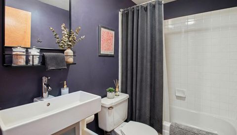 1800 W ROSCOE Street