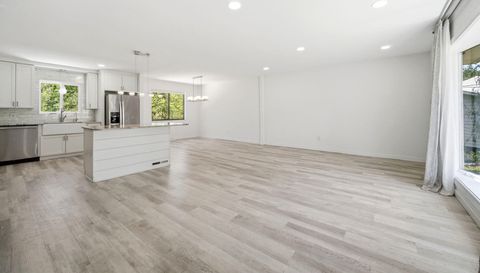 5864 N Oval