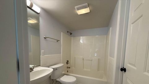 2528 Treetop Ln