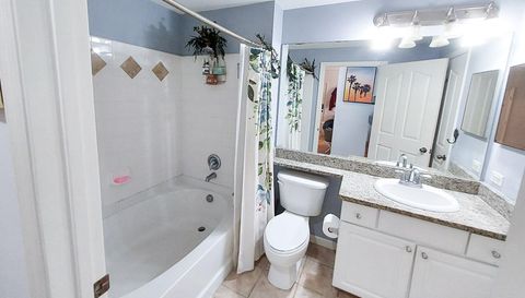 2204 Myrtlewood Cir E