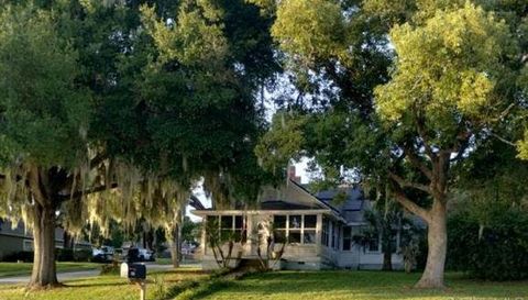 305 LAKESIDE AVENUE