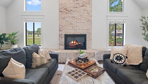 89 Country Club Dr W