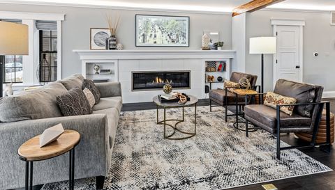 2712 W Sunnyside Avenue