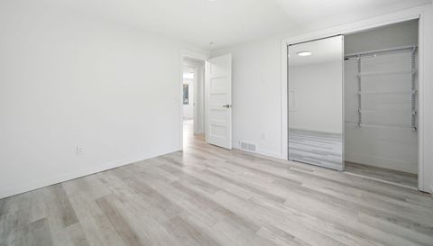 5864 N Oval