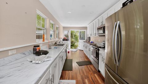 111 E 54th St