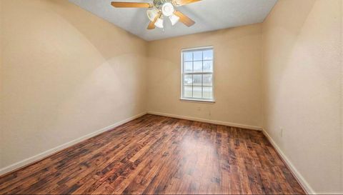 1815 Pointed Leaf Ln