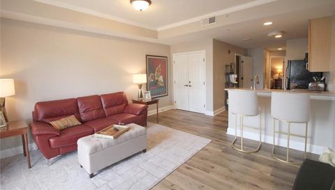 215 W COLLEGE AVENUE