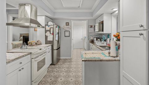 949 SE Breakwater Ave