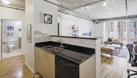 700 W Van Buren Street