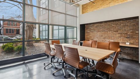 1800 W ROSCOE Street