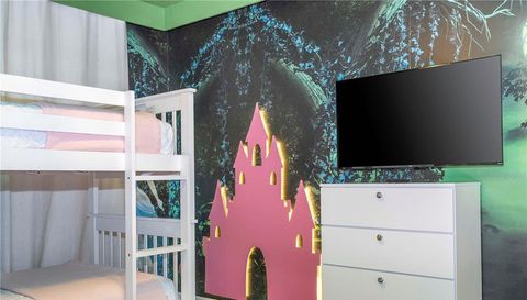 1692 TROPICAL PALMS CIRCLE