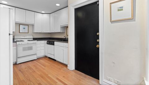 230 E Delaware Place