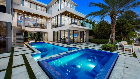 440 Mola Ave