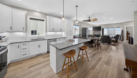 698 Shardlow Place NE