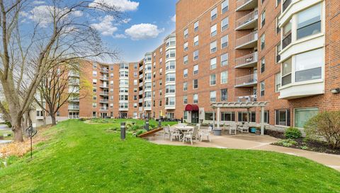 1425 W 28th Street W