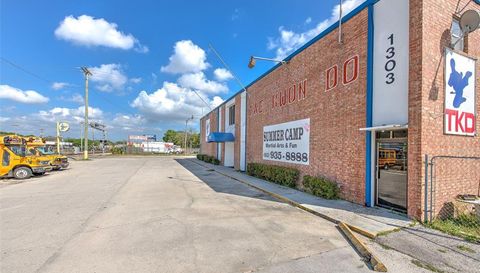 1303 Busch