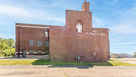 220 Lakeshore Drive E